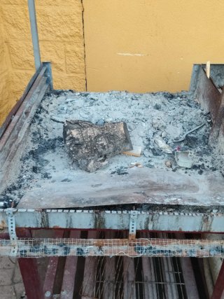 Barbacoa metálica grande