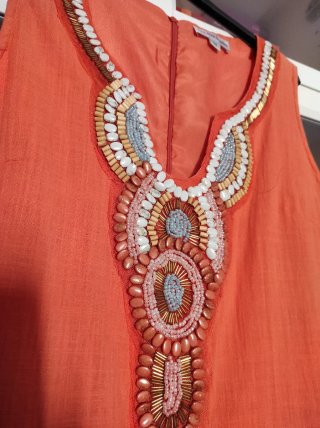 Vestido largo naranja con pedrería al cuello, midi