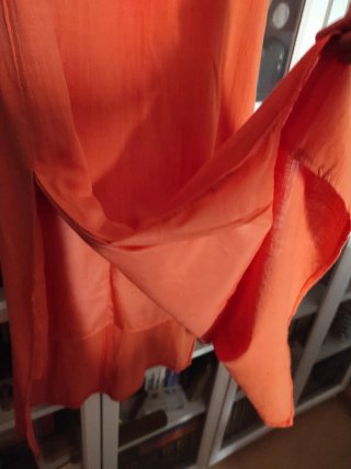 Vestido largo naranja con pedrería al cuello, midi