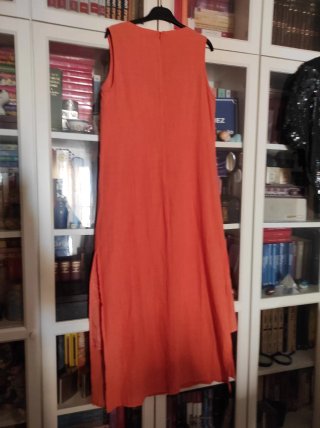 Vestido largo naranja con pedrería al cuello, midi