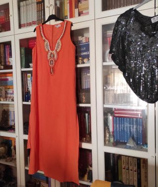 Vestido largo naranja con pedrería al cuello, midi