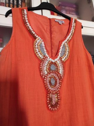 Vestido largo naranja con pedrería al cuello, midi