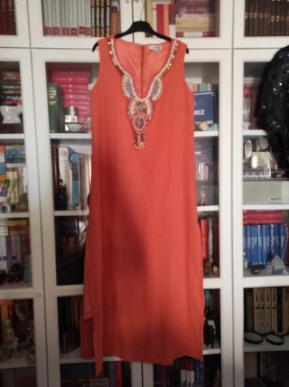 Vestido largo naranja con pedrería al cuello, midi