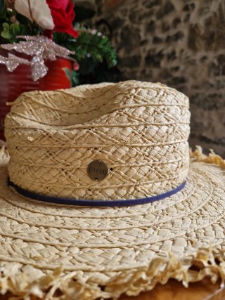 Sombrero de paja beige con detalle