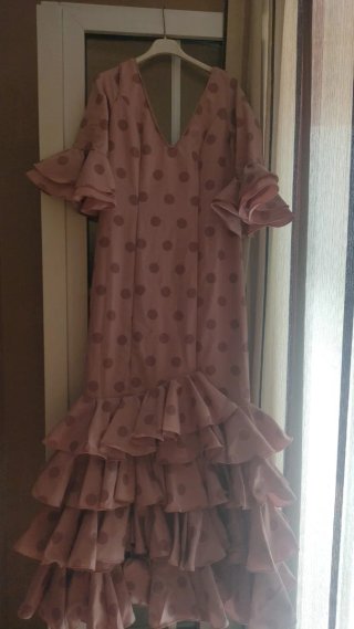 Traje de flamenca rosa con lunares