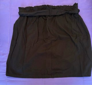 Falda cargo negra con cinturón