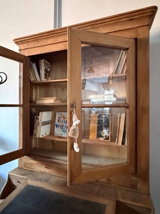 Escritorio-biblioteca antiguo de madera y vitrina