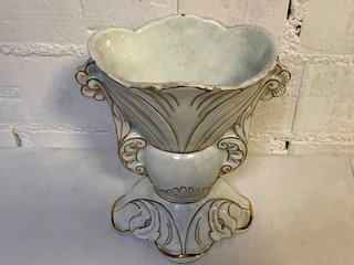 Jarrón antiguo porcelana blanca y dorada