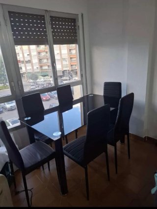 Pack de mesa más sillas 270€ nueva