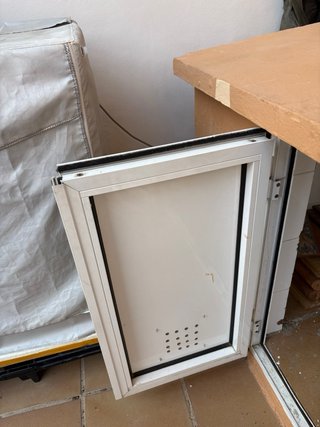 Puerta de aluminio blanca