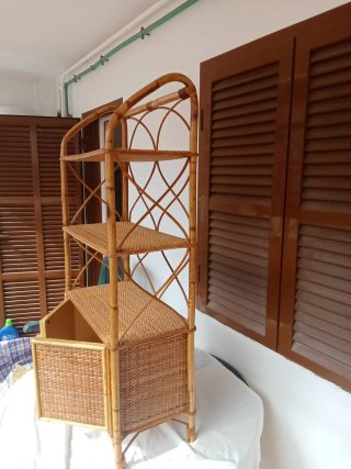 Scaffale in vimini e bambù