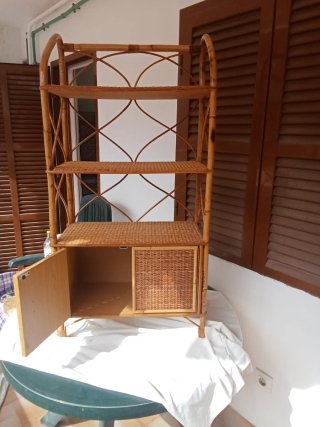 Scaffale in vimini e bambù
