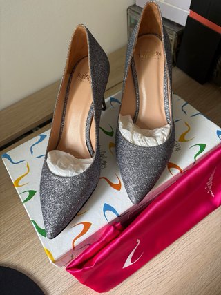 Zapatos de tacón plateados con purpurina