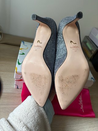 Zapatos de tacón plateados con purpurina