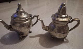 2 teiere decorative in stile arabo in alpaca