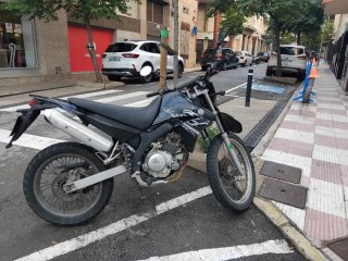 Moto Enduro Negra. Con 30mil km