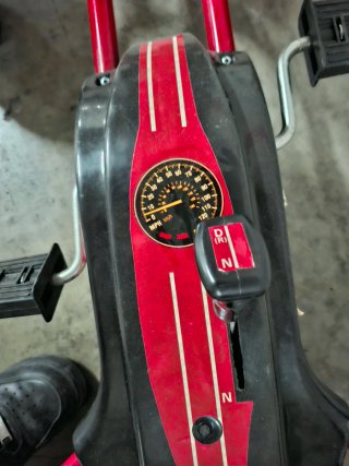 Kart a pedales rojo y negro