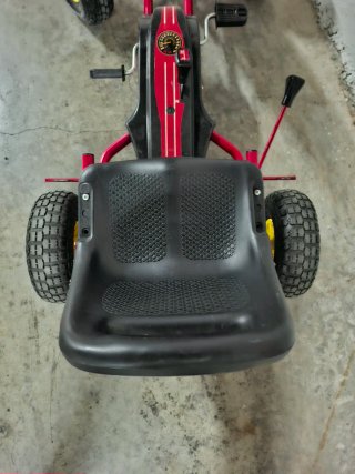 Kart a pedales rojo y negro