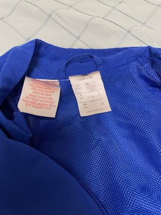 Chaqueta deportiva Adidas azul con rayas blancas