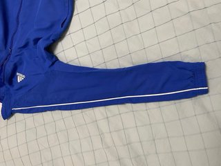 Chaqueta deportiva Adidas azul con rayas blancas