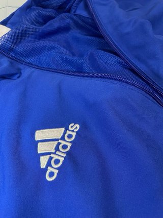 Chaqueta deportiva Adidas azul con rayas blancas