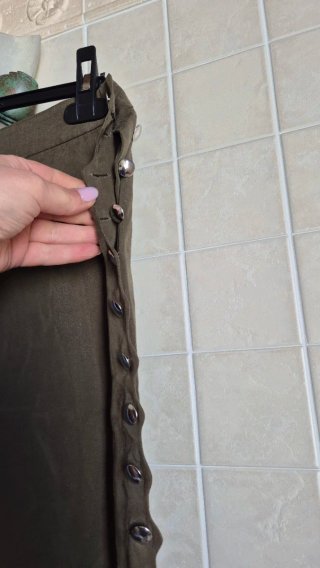 Pantaloni verdi con bottoni