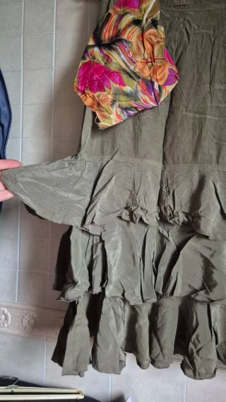 Top floreale multicolor e gonna verde oliva