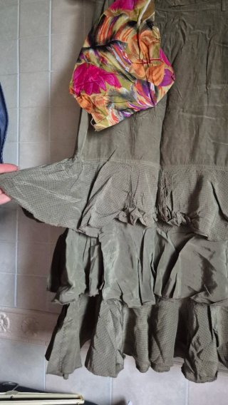Top floreale multicolor e gonna verde oliva