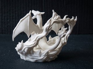 Figura Charizard Pokémon con llamas
