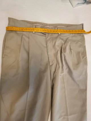 Pantalón chino de pinzas beige