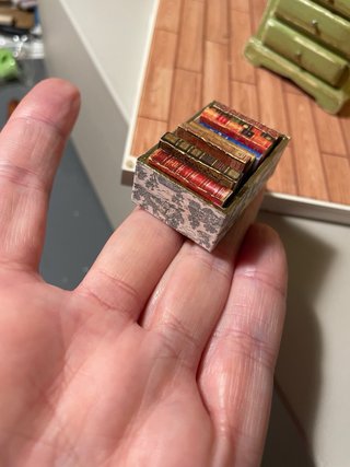 Mini libreria per casa delle bambole