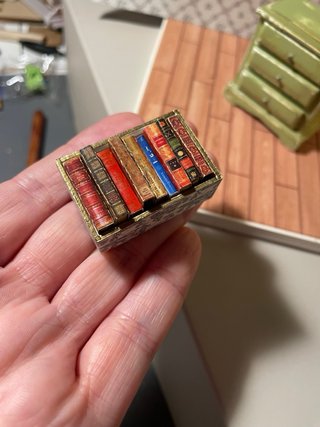 Mini libreria per casa delle bambole