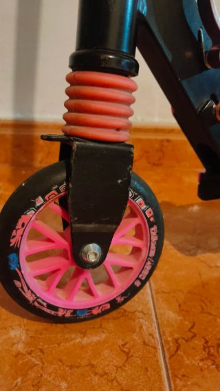 Patinete infantil negro y rosa