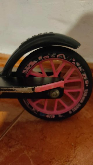 Patinete infantil negro y rosa