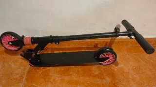 Patinete infantil negro y rosa
