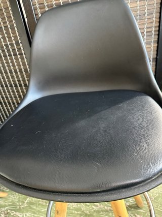 Silla alta negra y madera