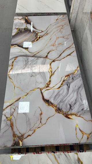 Panel PVC con diseño dorado