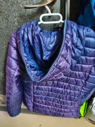 Cazadora acolchada mujer azul/morado con capucha.