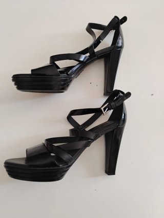 Hogan Sandali N.38.5 Nero piccolo difetto