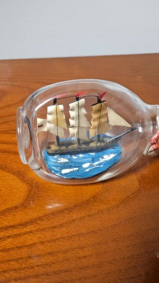 Barco en botella de cristal vintage