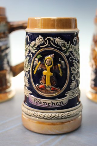 3 brocche di birra in porcellana dalla Germania e dal Giappone