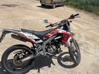 Moto Supermotard Roja y Blanca