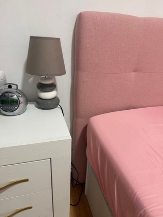 Lámpara de noche y cabecero rosa cama 150cm