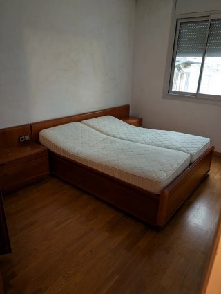 Cama doble de madera y tela