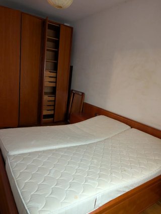 Cama doble de madera y tela