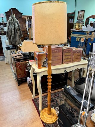 Lámpara de pie de madera y tela