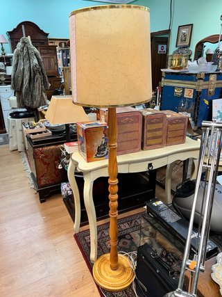 Lámpara de pie de madera y tela