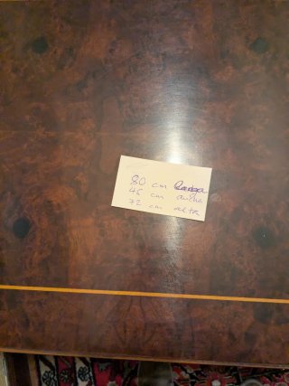 Mesa de madera con detalles