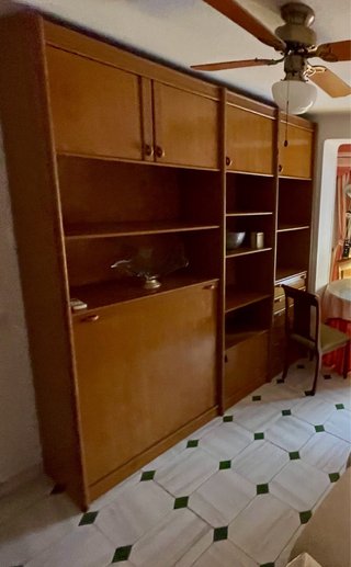 Mueble de madera marrón
