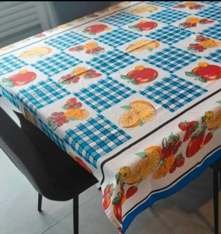 Tovaglia con frutta e quadretti blu